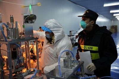 阿拉山口海關助力新疆首家綜保區內口罩生產企業順利投產，暢通貨物進出口通道